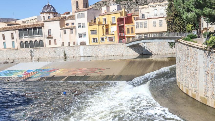 Espumas provocadas por vertidos aguas arriba de Orihuela en el Segura y que coinciden con la crecida del volumen de agua