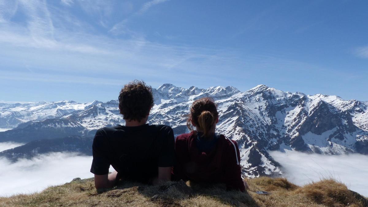 Una pareja, en la montaña.
