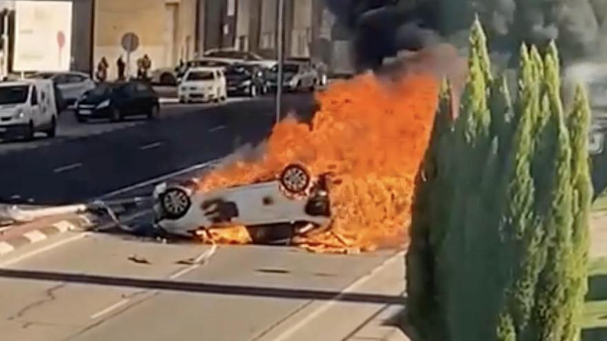 Vídeo: Arde un vehículo en Onda tras volcar en mitad de la carretera