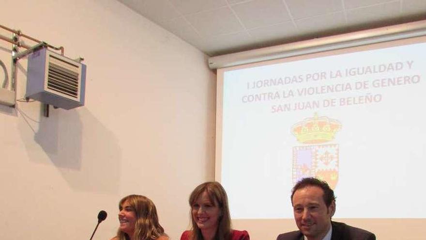 Por la izquierda, Jéssica Castaño, Marta Alonso y Guillermo Martínez, ayer, en la inauguración de las jornadas en San Xuan de Beleño.