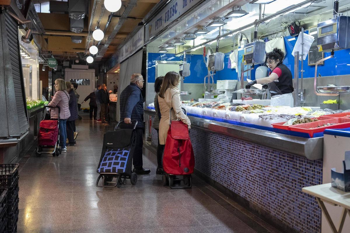 Una pescadería en el mercado de Sant Martí, en Barcelona.