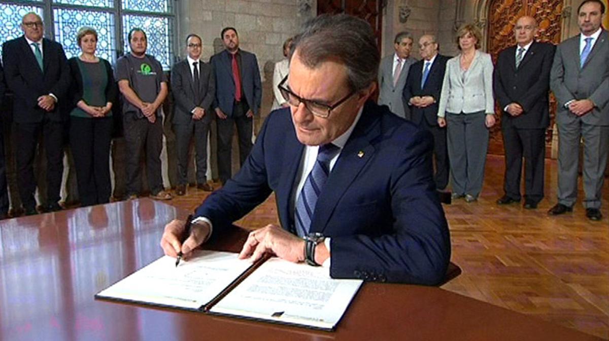 La firma del decret de la consulta del 9 de novembre