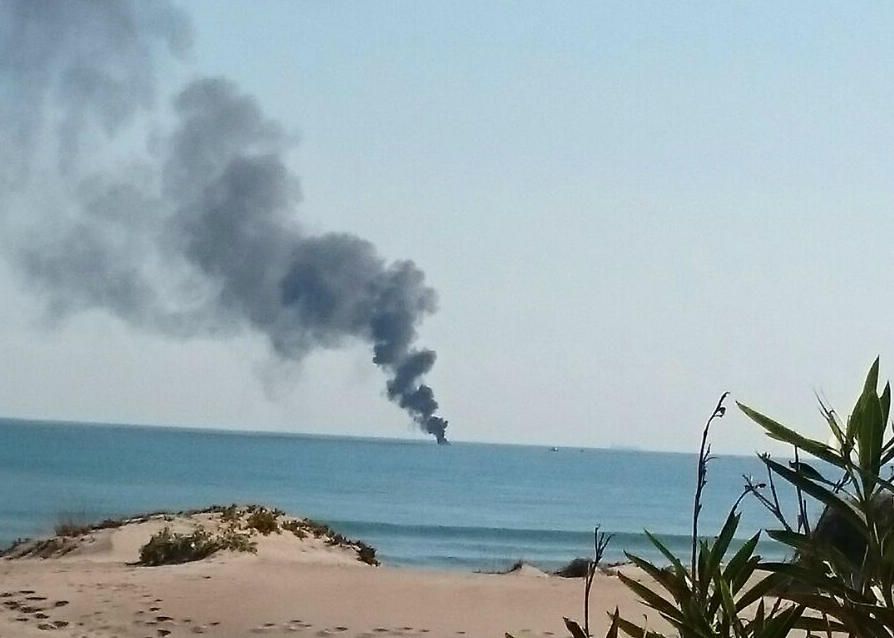 Un barco arde y se hunde frente a la playa del Perelló