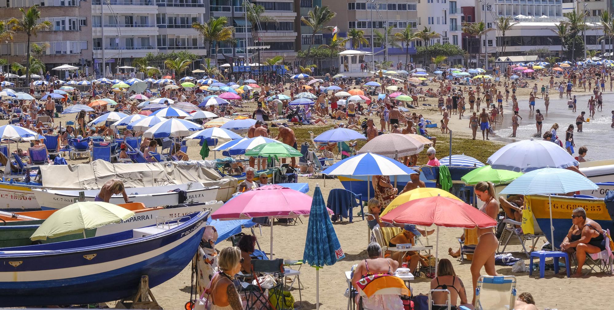 Así se vive la Semana Santa en la playa de Las Canteras, en Las Palmas de Gran Canaria. 
