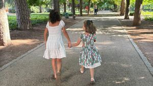 Claudia con su hermana-