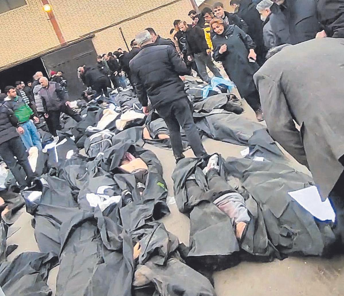 Una morgue llena de cadáveres en la provincia de Teherán.