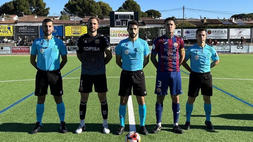 El capità, Nil Congost, amb el capità de l'Hospitalet i l'equip arbitral. | FC L'ESCALA