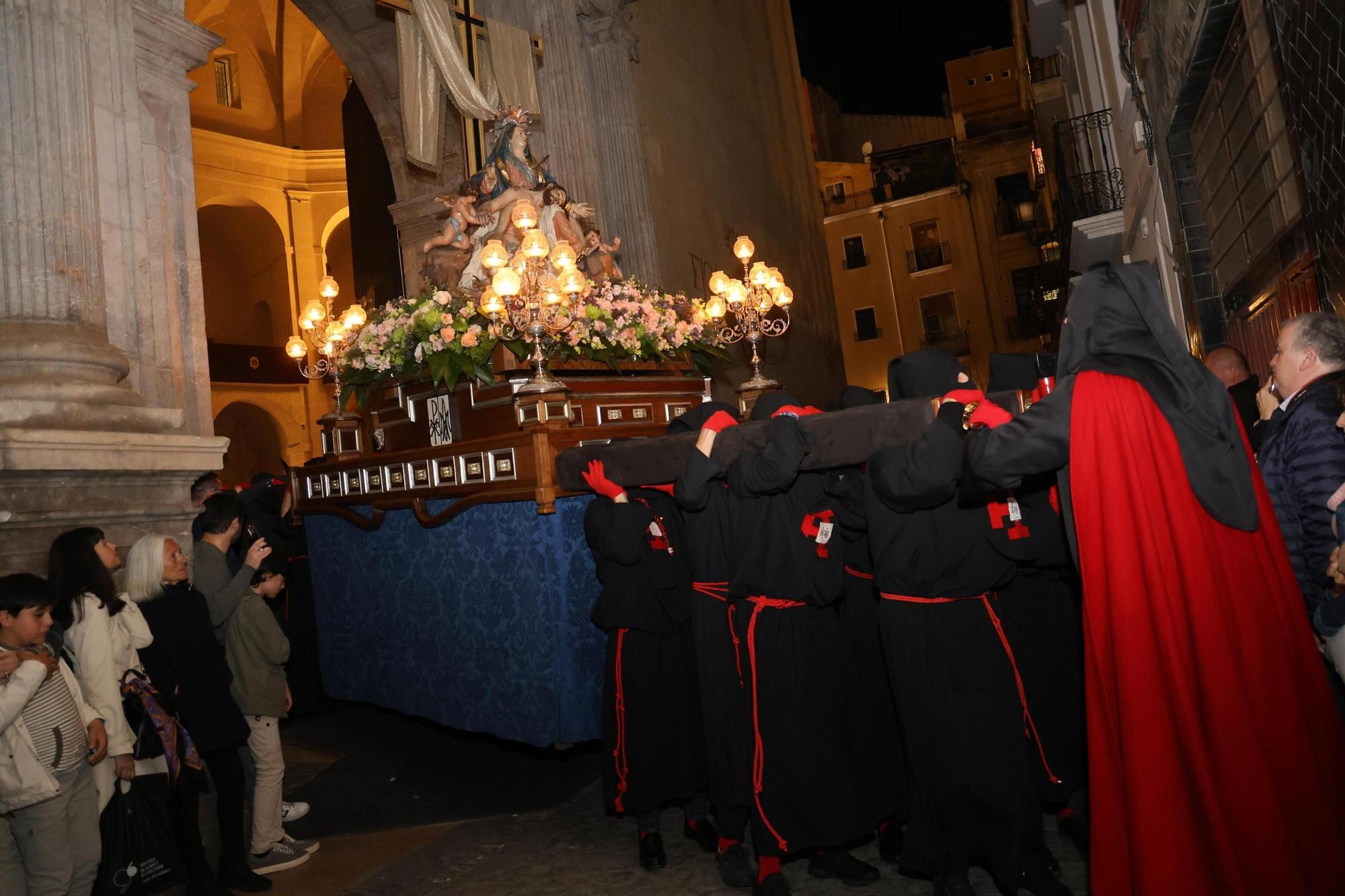 El Cristo de la Buena Muerte reina en el Jueves Santo de Alicante