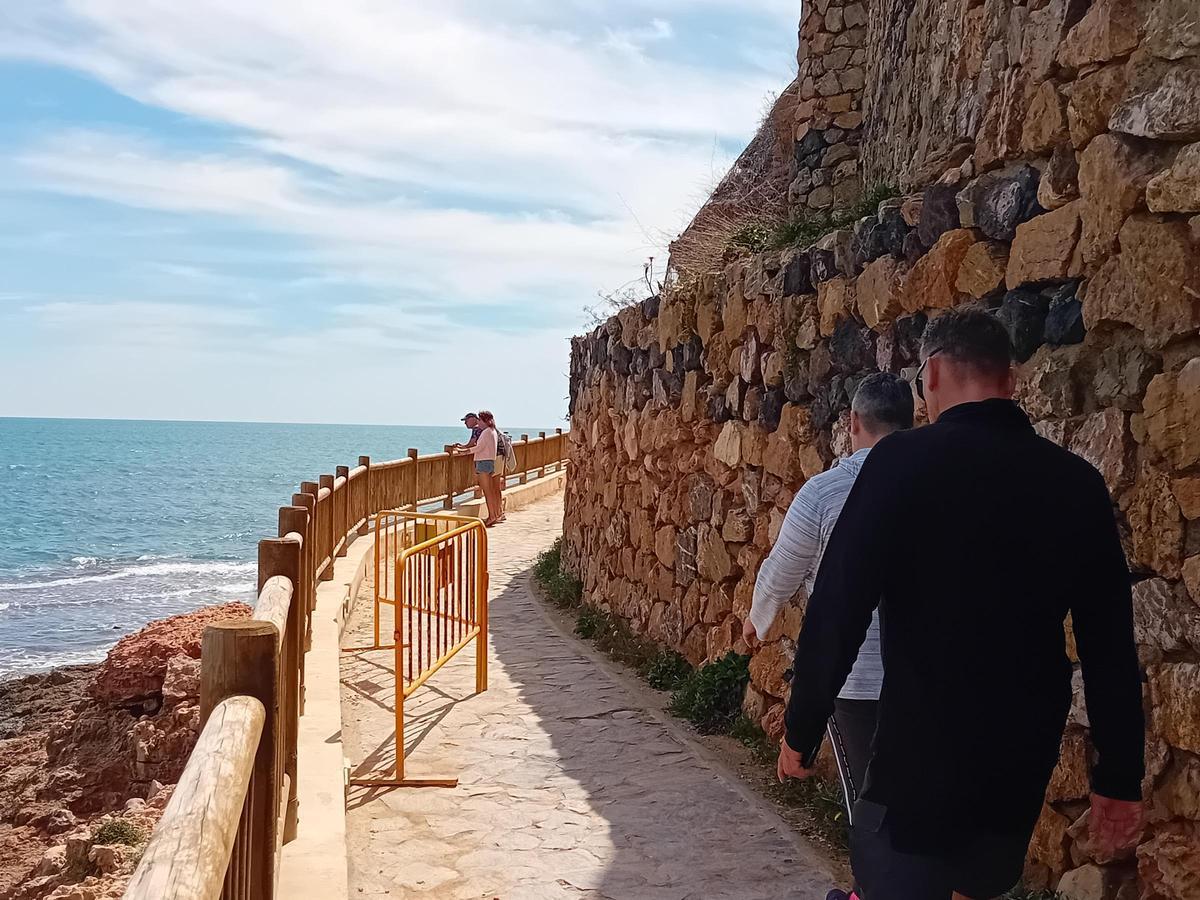 Dos tramos del Sendero Azul de Orihuela Costa "cortados": peligro de derrumbe