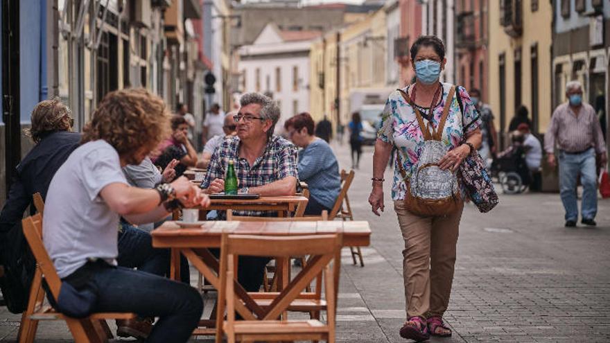 Varios residentes en La Laguna disfrutan del día en las terrazas o paseando.