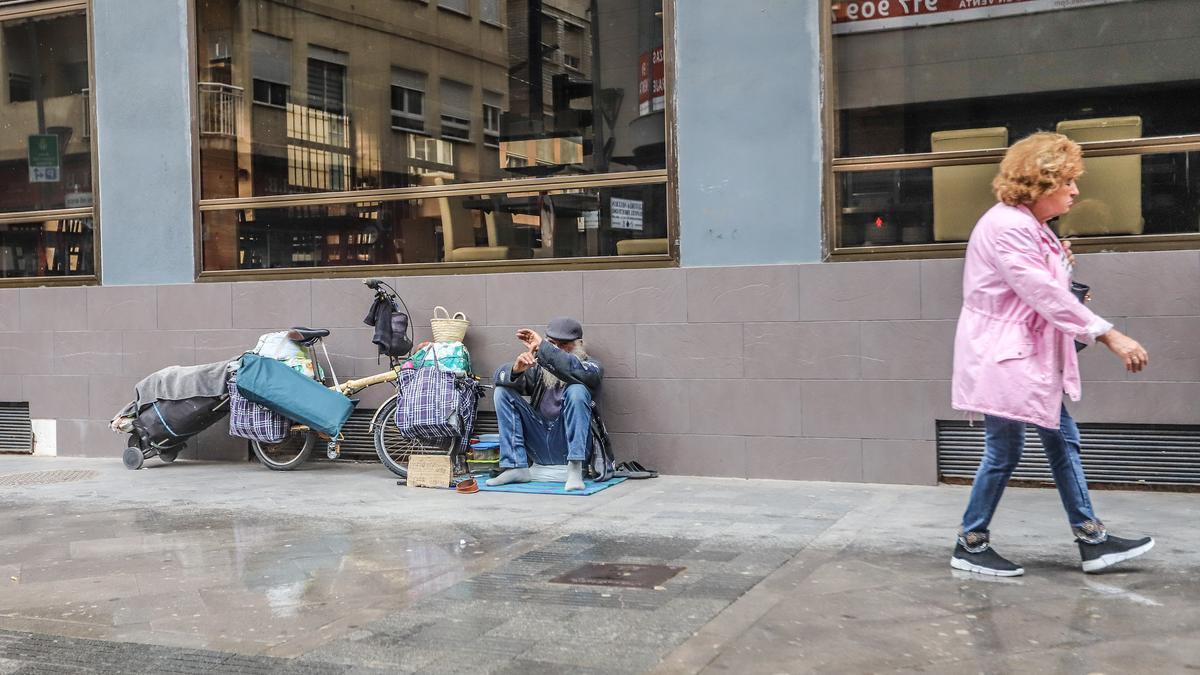 Indigente en una de las calles del centro de Torrevieja