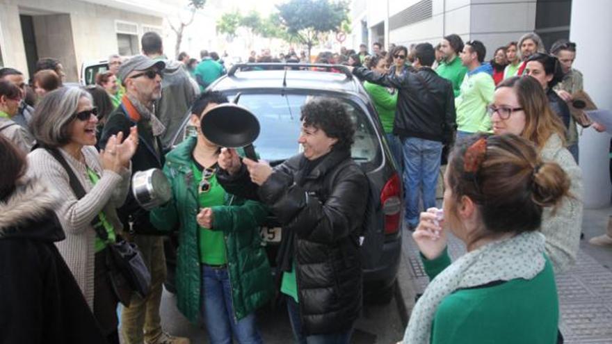 Varios docentes golpean cacerolas y sartenes, ayer, frente a la delegación de Educación.