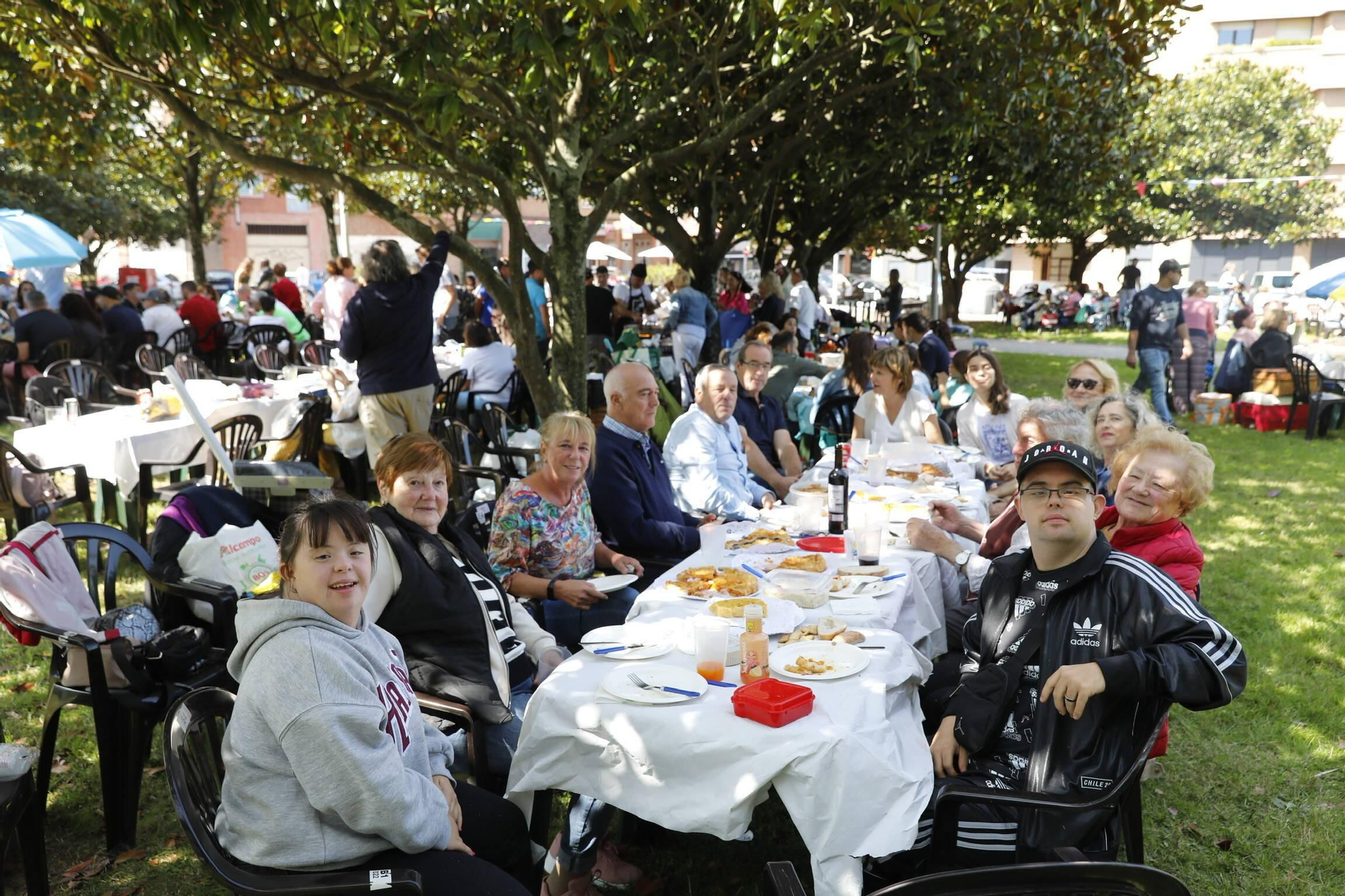 Moreda se zampa sus fiestas con una multitudinaria comida en el parque (en imágenes)