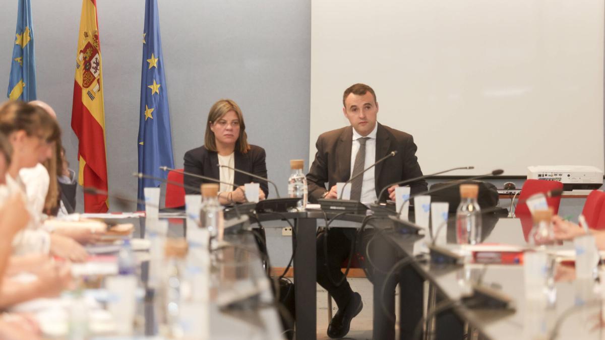 Gimena Llamedo y Guillermo Peláez durante una de las reuniones con los sindicatos.