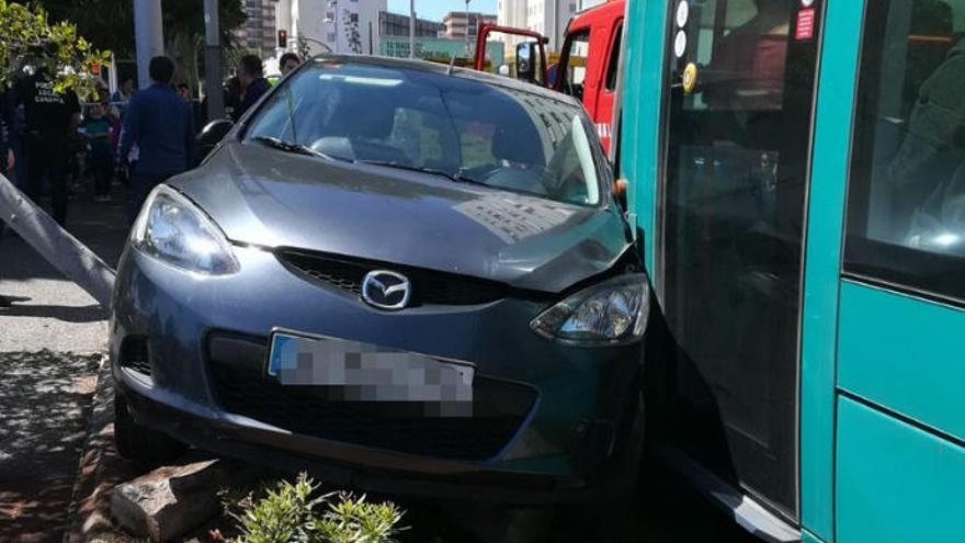 El tranvía colisiona con un coche en Santa Cruz de Tenerife