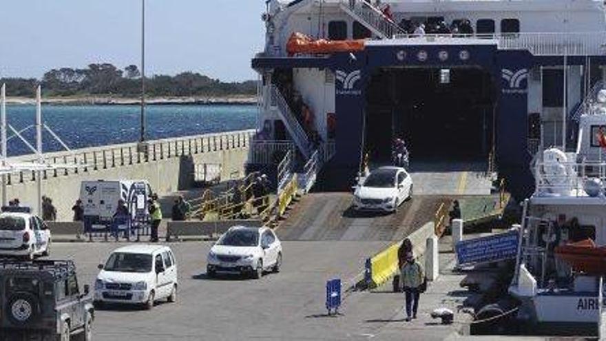 Varios vehículos desembarcan en el puerto de la Savina.