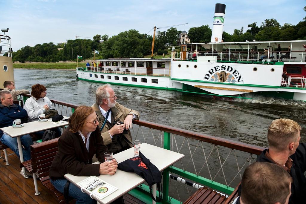 Barcos de vapor por el cauce del Elba.