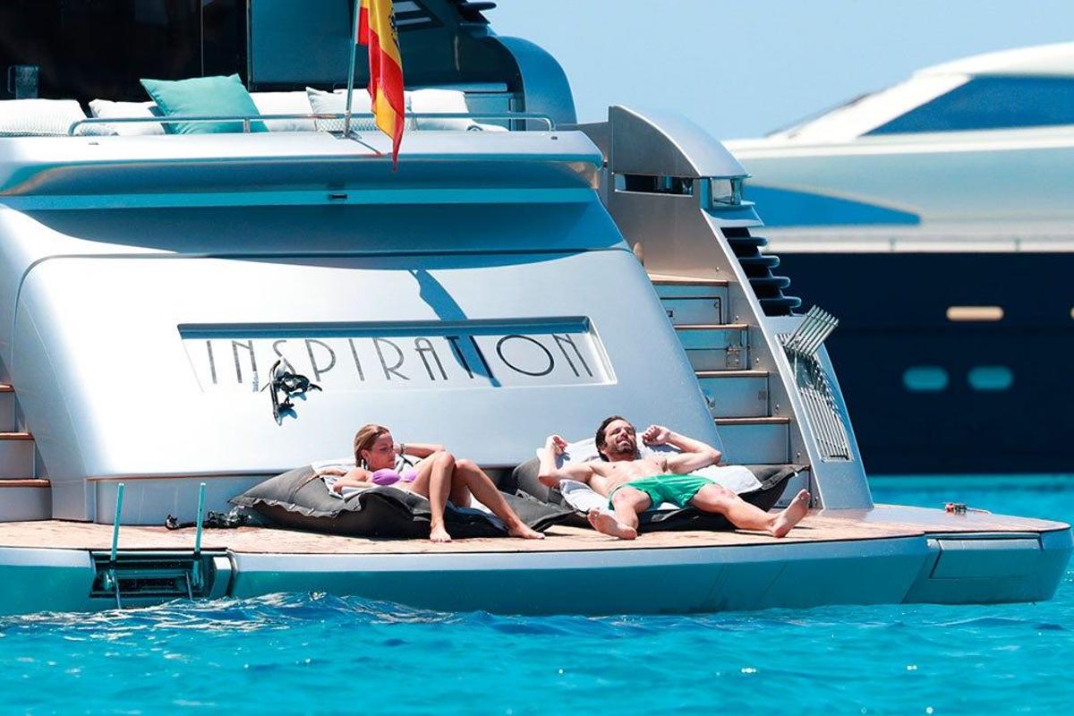 Alejandra Onieva y Sebastian Stan descansan en el yate que han alquilado en Ibiza