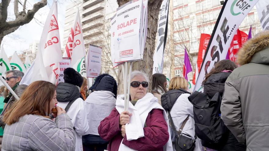 Manifestación de los sindicatos frente a la sede de la Consejería de Sanidad en Valladolid ayer. | Leticia Pérez - Ical