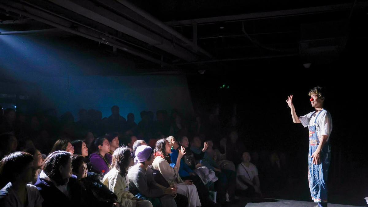 Der japanische Impro-Künstler und Clown Oshow gastiert in Palma.