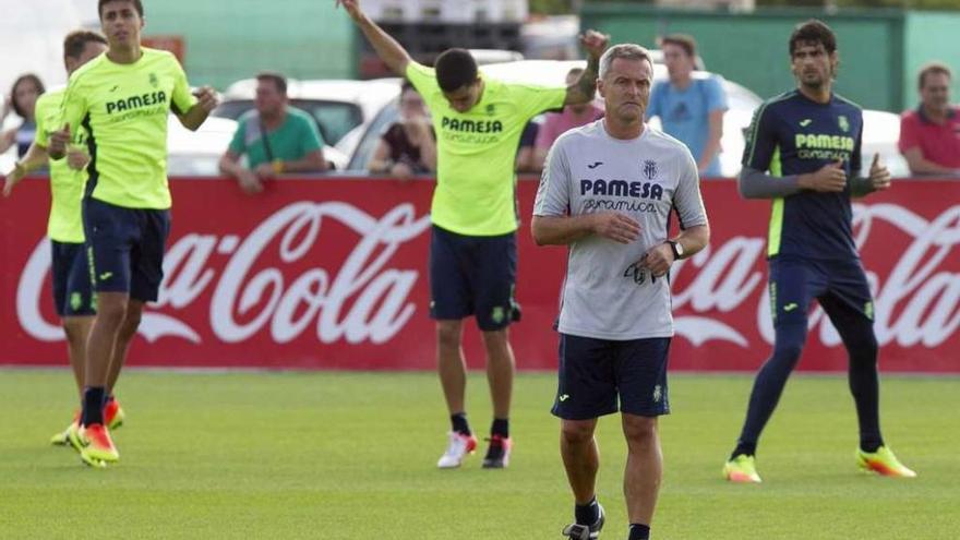 Fran Escribá, ayer, durante su primer entrenamiento con el Villarreal. // Doménech Castelló