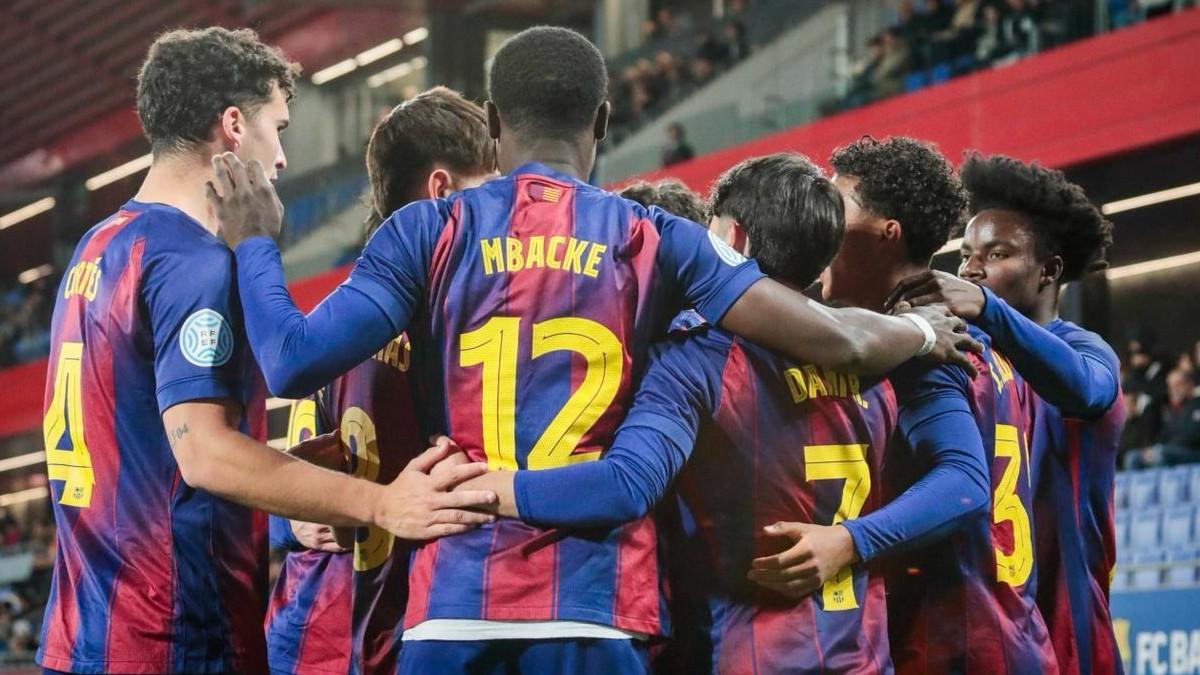 El Barça Atlètic celebra un gol contra el Valencia Mestalla