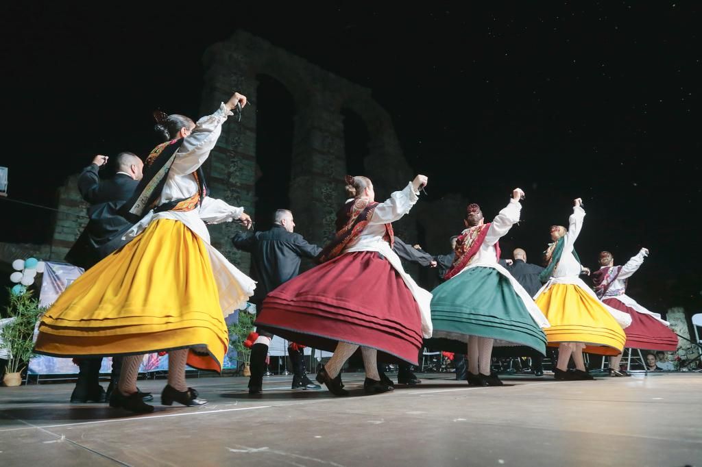 El Acueducto de los Milagros de Mérida vibra con los bailes del mundo