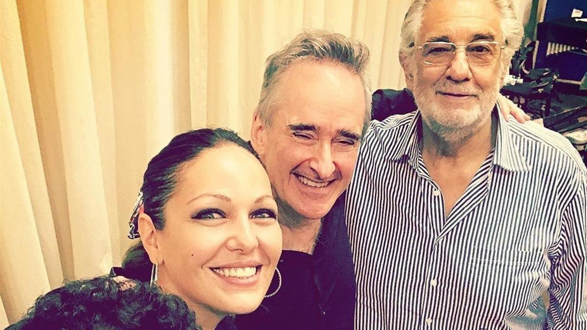 Plácido Domingo con sus compañeros de reparto de 'Luisa Miller' en Salzburgo.