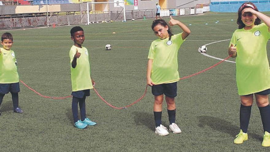 Cuatro niños saludan durante un ejercicio en el campus de Pedro Rodríguez.