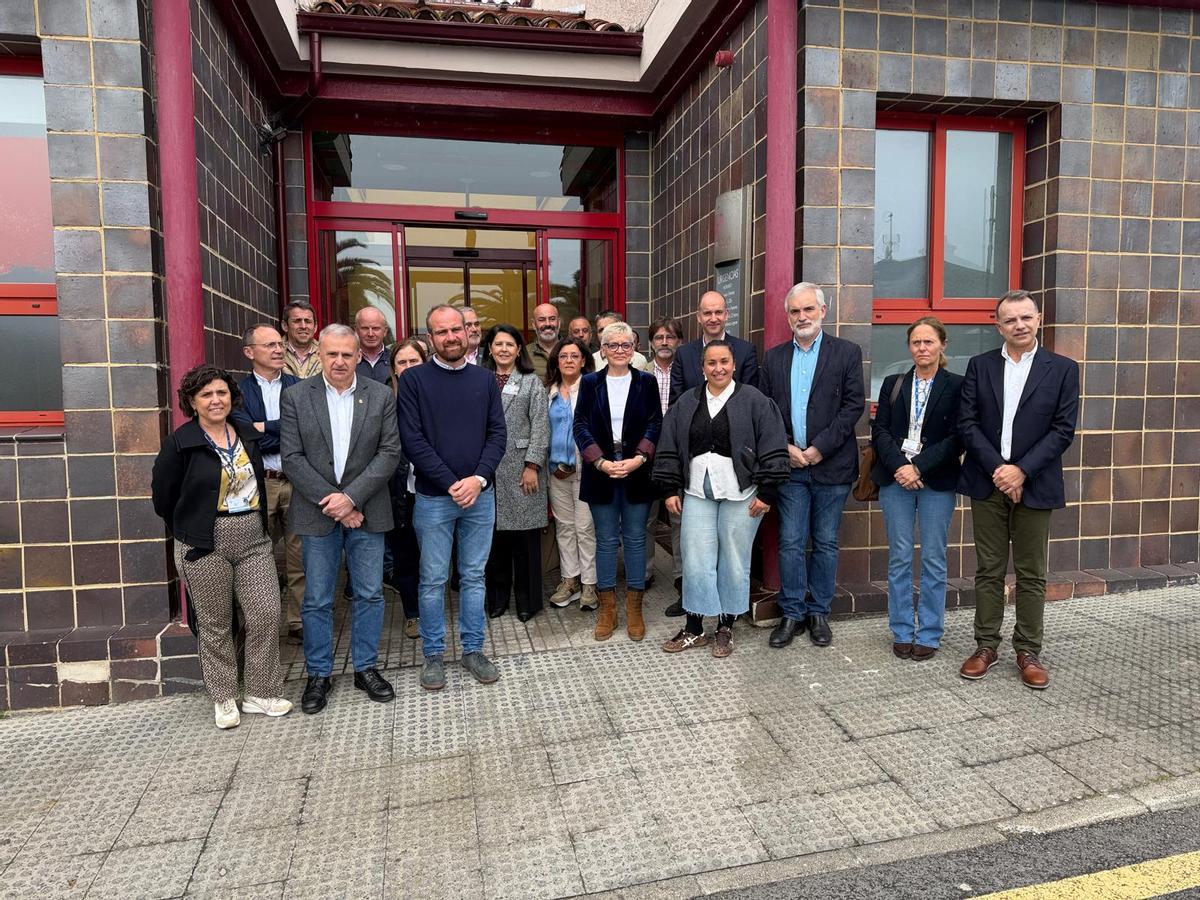 Representantes municipales, autonómicos y sanitarios, este martes, junto al centro de salud de Llanes.