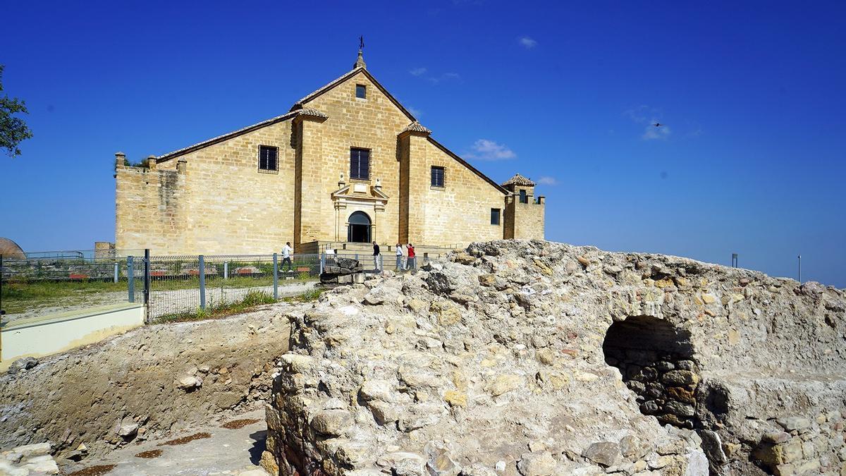 Restos arqueológicos frente al alhorí del castillo de El Gran Capitán.