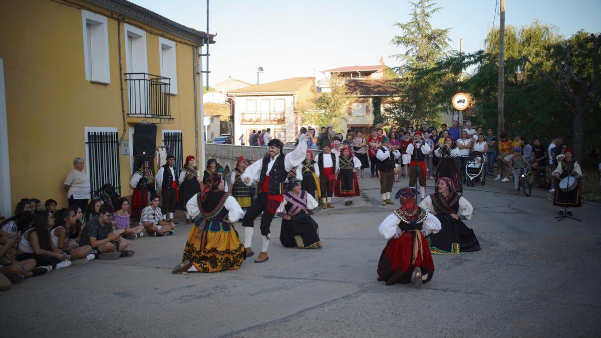 Actuación de Manteos y Monteras en Valer de Aliste.