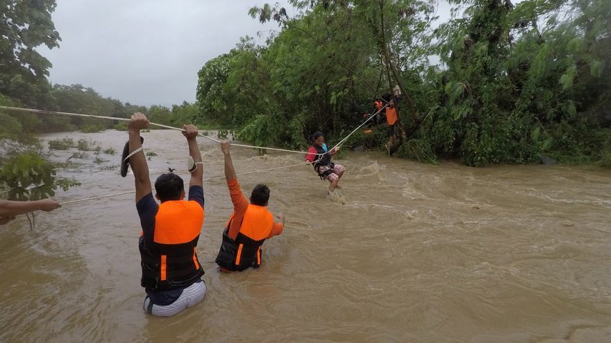 Kompasu deja deslizamientos de tierra e inundaciones en Filipinas.