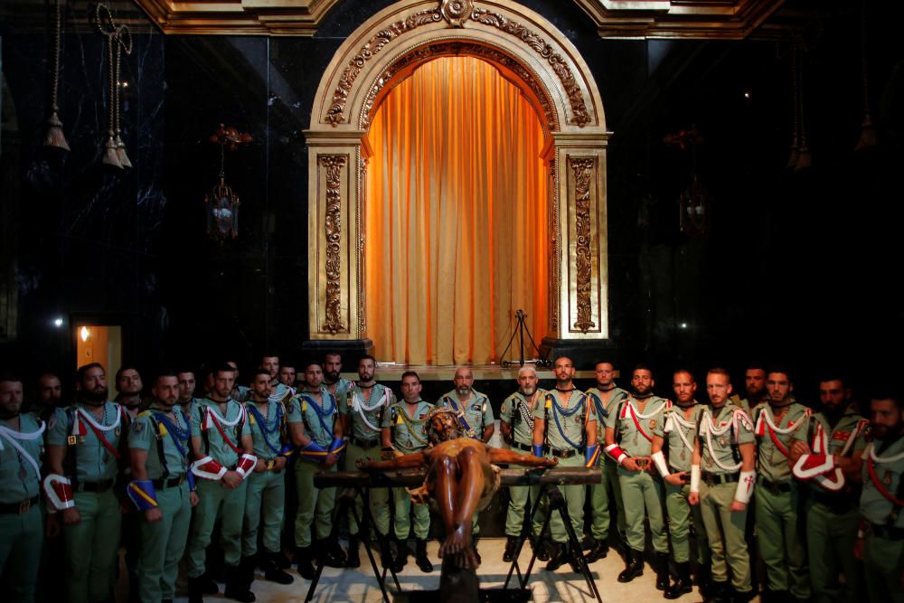 Spanish legionnaires pose next to a statue of ...