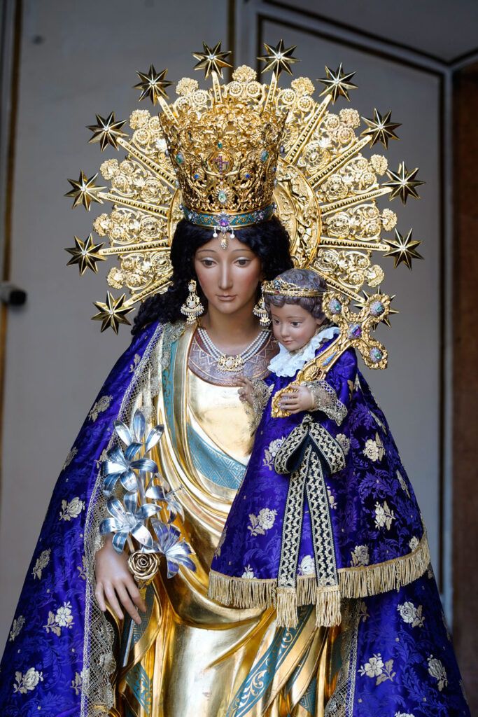 La inveterada tradición de sacar la Virgen a la calle en las grandes calamidades