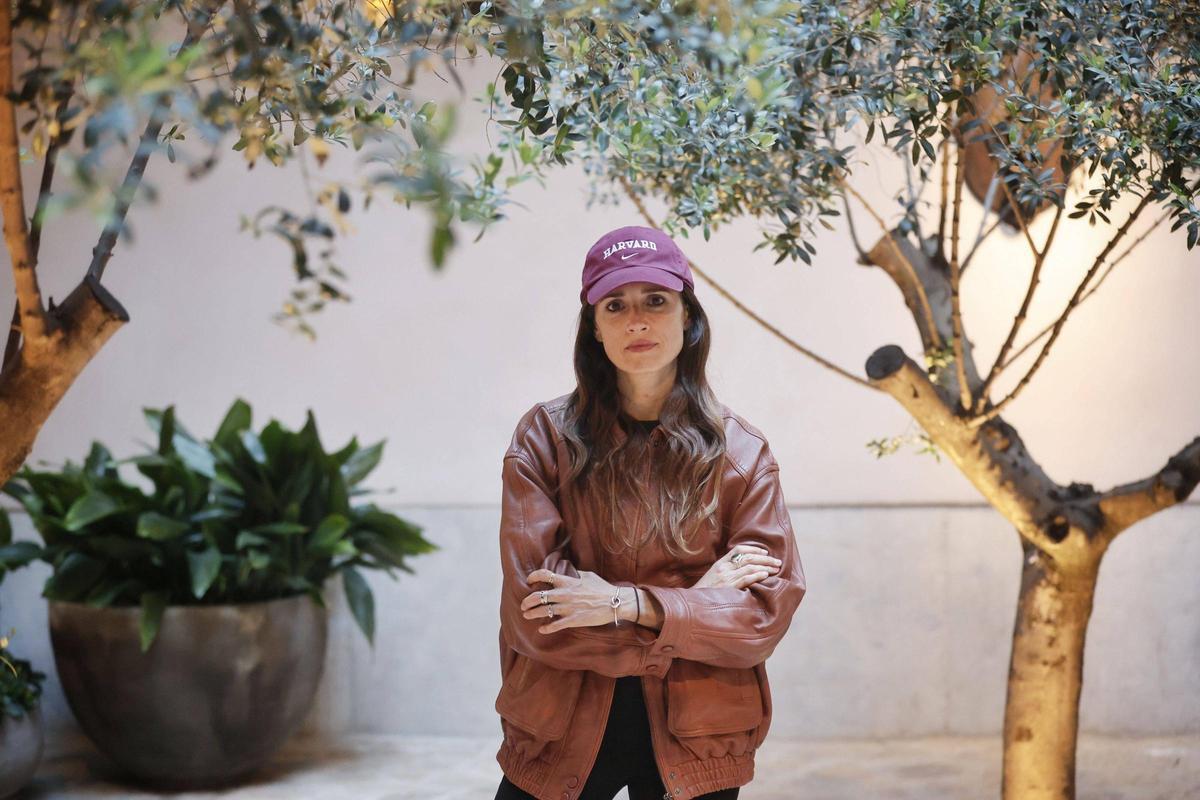 La directora de arte floral Mar Gràcia en el hotel Sant Francesc, donde se celebrará un mercadillo de flores, libros y diseño por Sant Jordi
