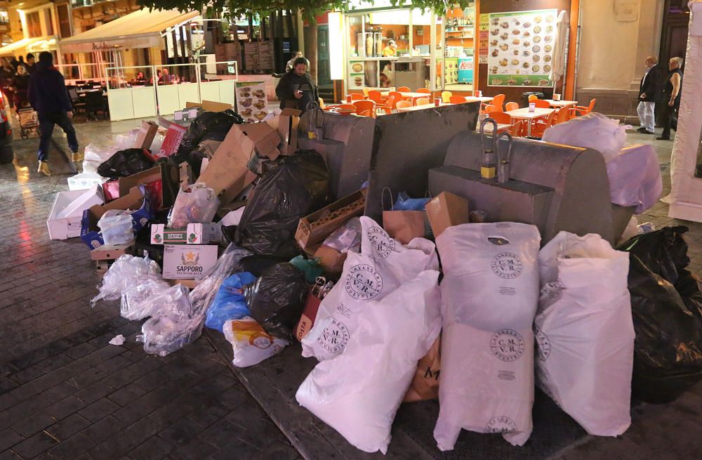 Basura acumulada desde el inicio de la huelga de limpieza en Málaga