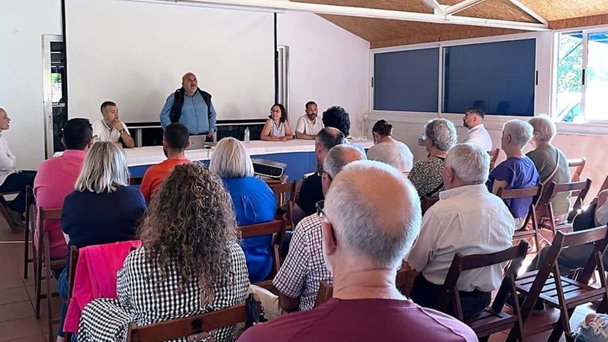 Imagen de la reunión ayer en el centro social de Folgoso. |   // L.O.