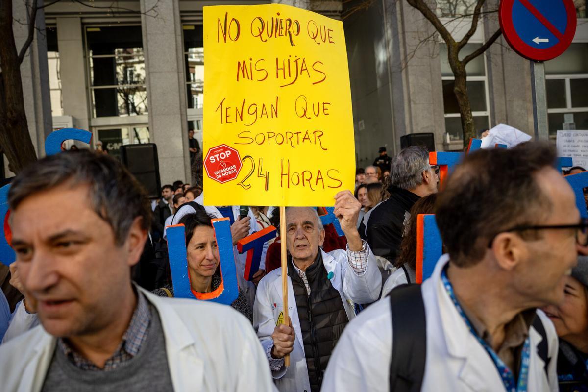 Concentración de médicos en la segunda jornada de huelga esta semana convocada por los sindicatos médicos contra el estatuto marco.