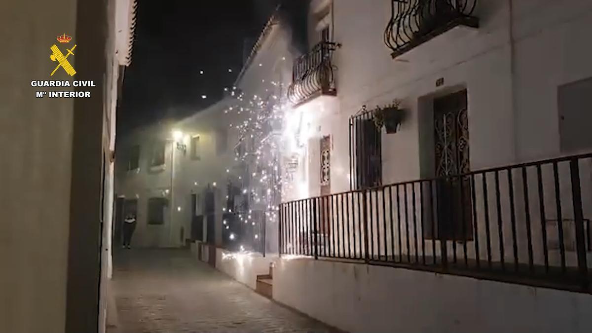 La Guardia Civil rescata a dos personas del incendio de su vivienda en Mijas