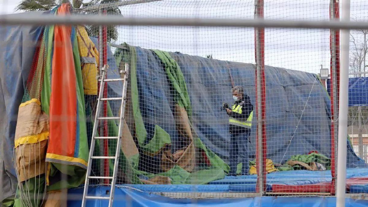 Un agente de la policia cientifica, durante la inspeccion ocular de los restos del hinchable, un día después de la tragedia.