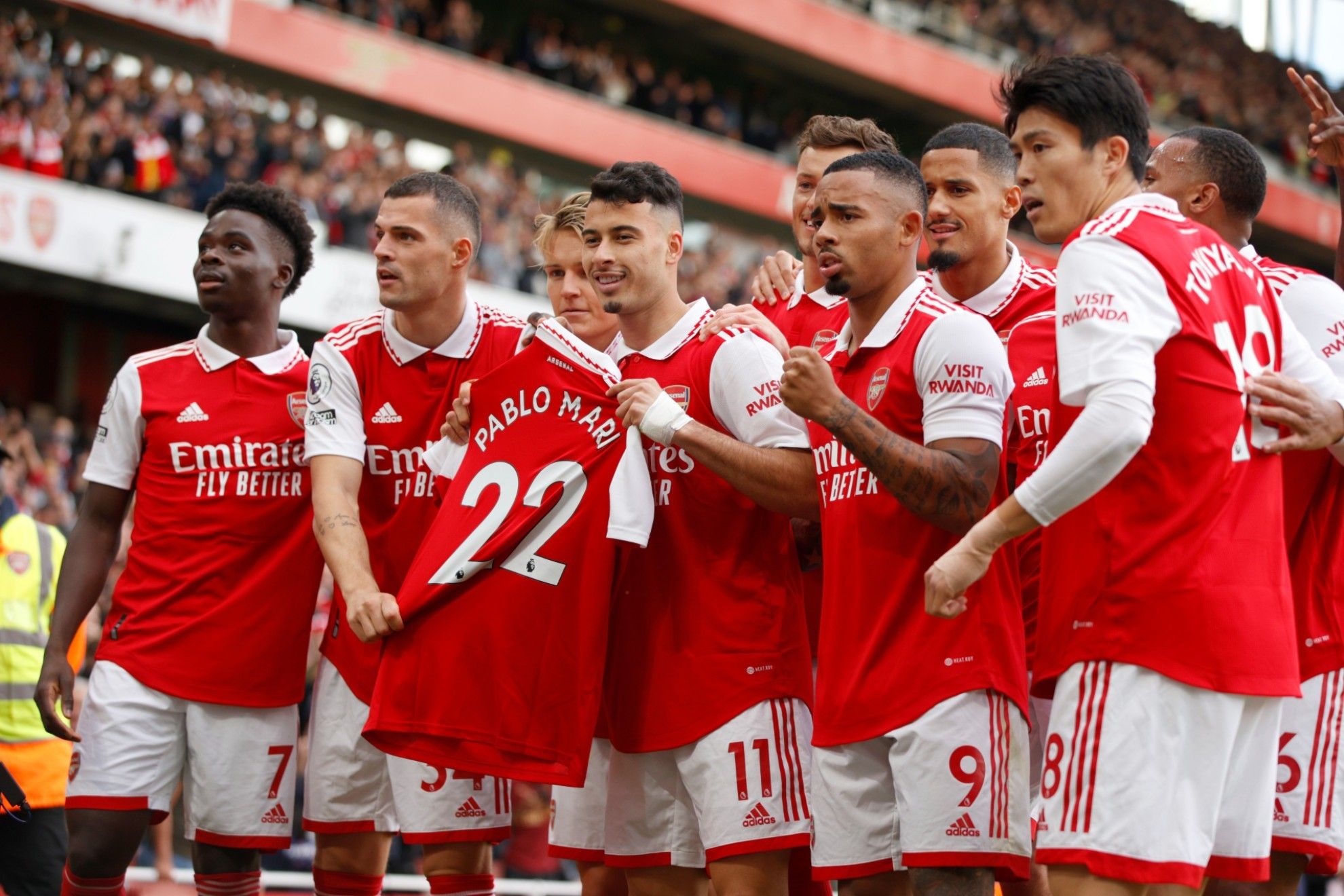 Los jugadores del Arsenal rinden homenaje a Pablo Mari.