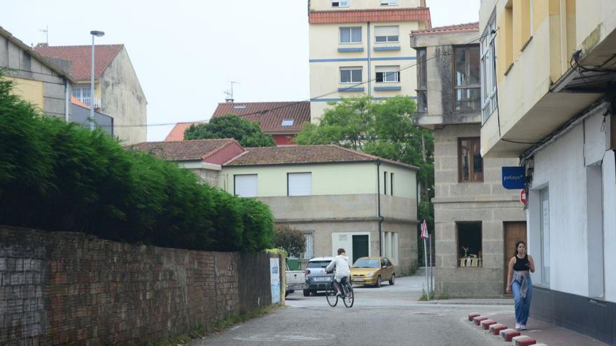 A la izquierda, el muro que el Concello va a derribar tras llegar un acuerdo con el propietario.