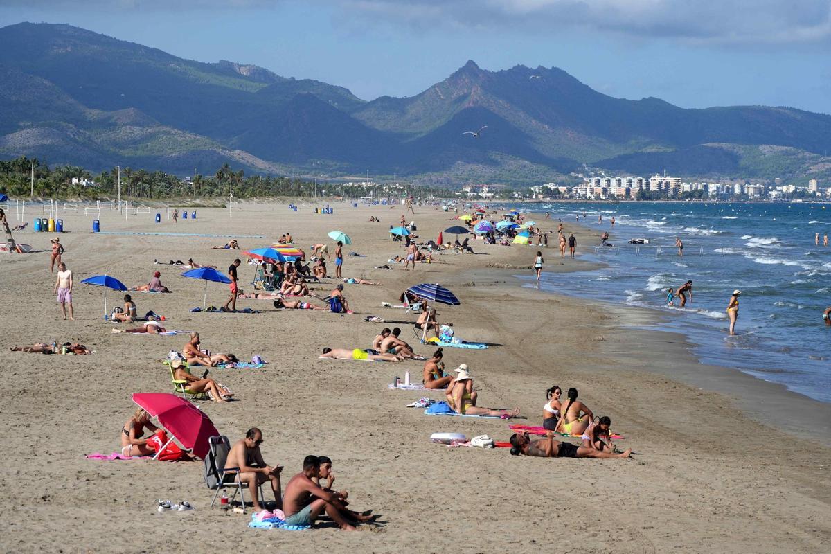 Playa del Pinar de Castelló en verano.