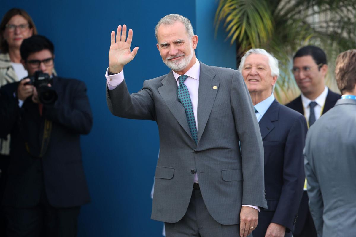 El rey de España, Felipe VI, saluda a su llegada este lunes para asistir a la ceremonia de toma de posesión de mando de la presidenta electa de Perú, Keiko Fujimori, que tendrá lugar el 28 de julio en Lima (Perú).