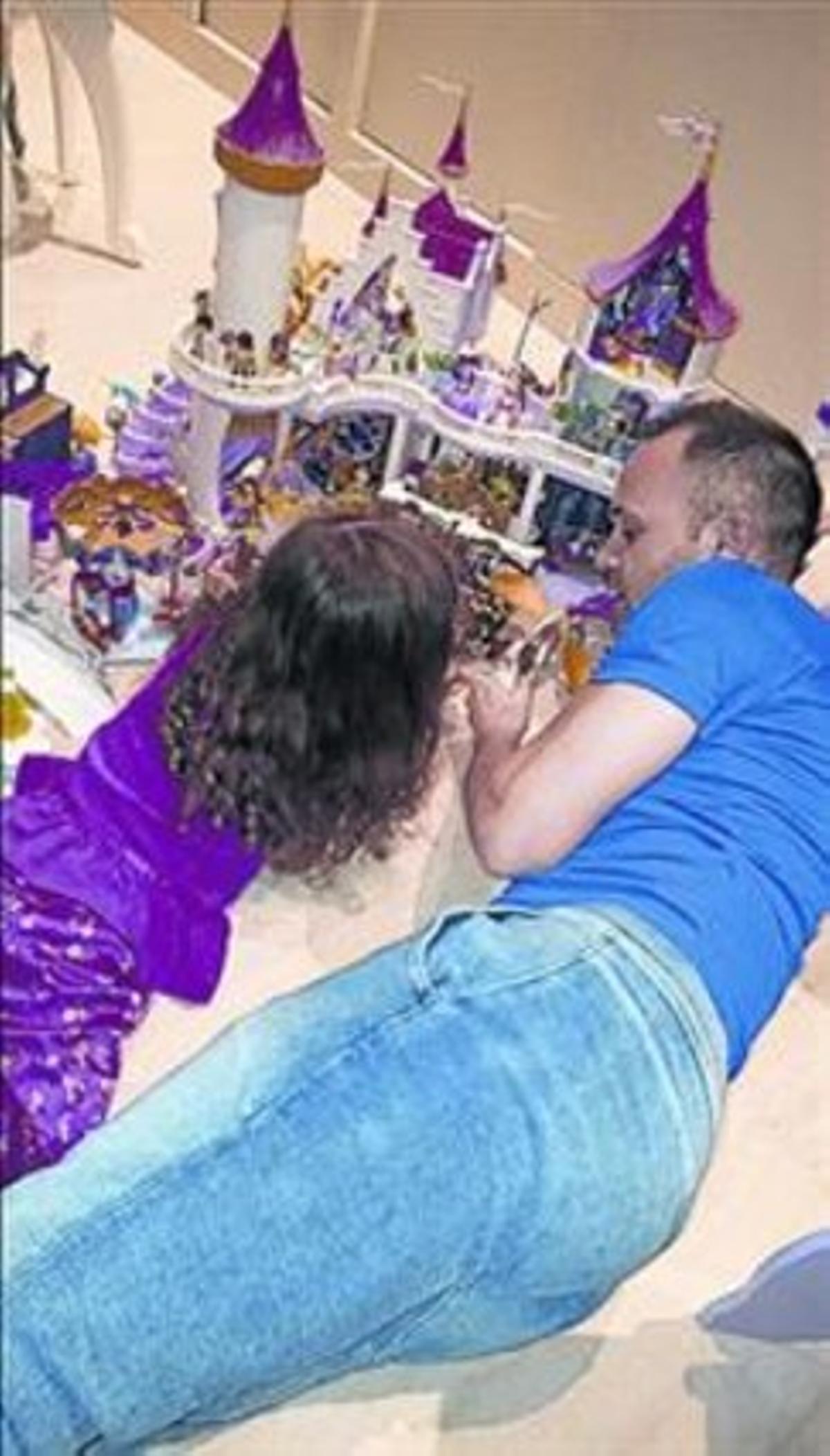 Iniesta es relaxa jugant amb nines amb la seva filla Valeria_MEDIA_1 Iniesta es relaxa jugant amb nines amb la seva filla Valeria_MEDIA_1