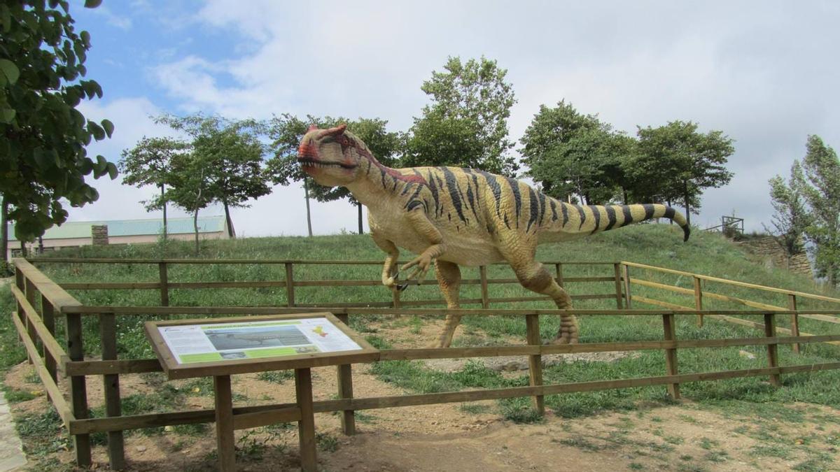 Réplica del 'Allosaurus', a escasos metros del parque que renovarán.