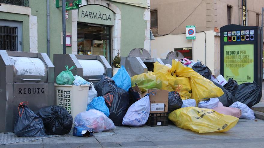 Brossa acumulada a contenidors de Figueres