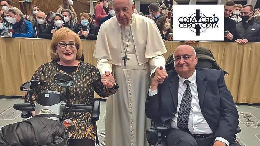 El presidente e impulsor de Cota Cero, Javier García, a la derecha, junto con Lola Expósito, en una imagen de 2022, cuando fueron recibidos por el fallecido papa Francisco.