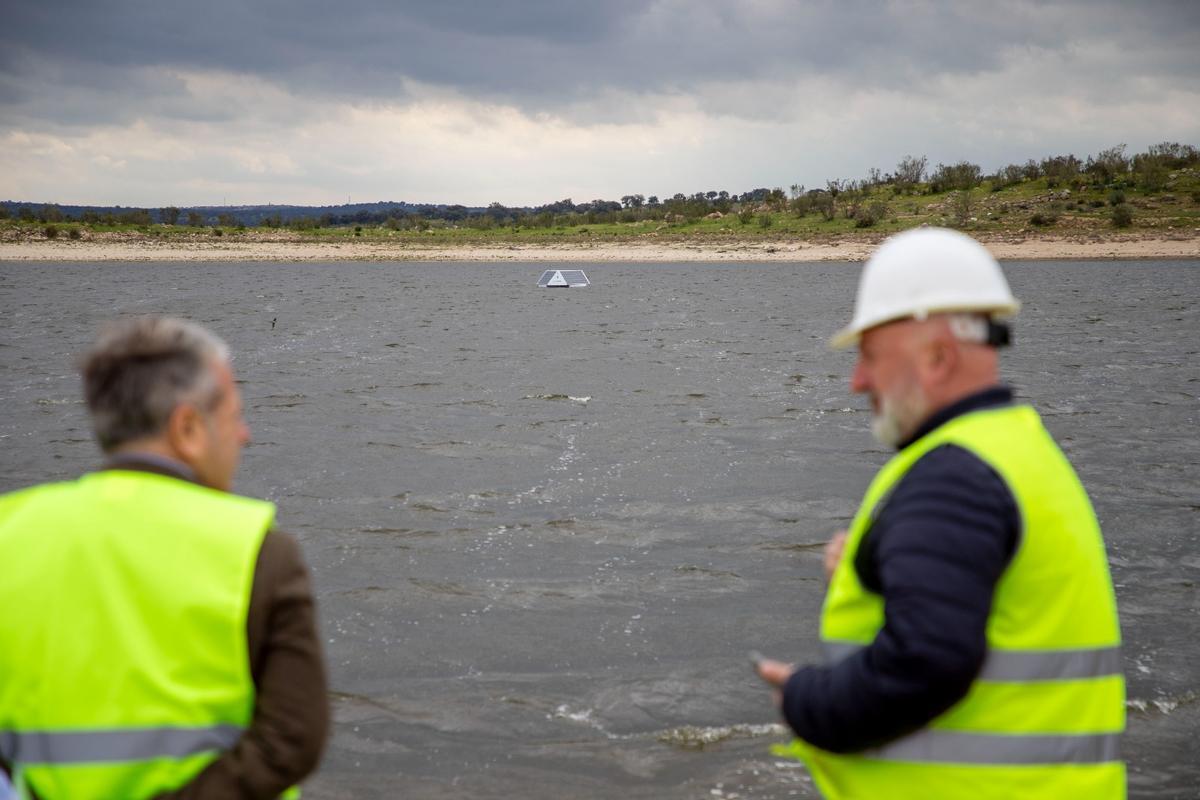 El presidente de la Diputación, Salvador Fuentes, a la derecha, y el jefe de abastecimiento de Emproacsa, durante la visita a un embalse, el pasado mes de marzo.